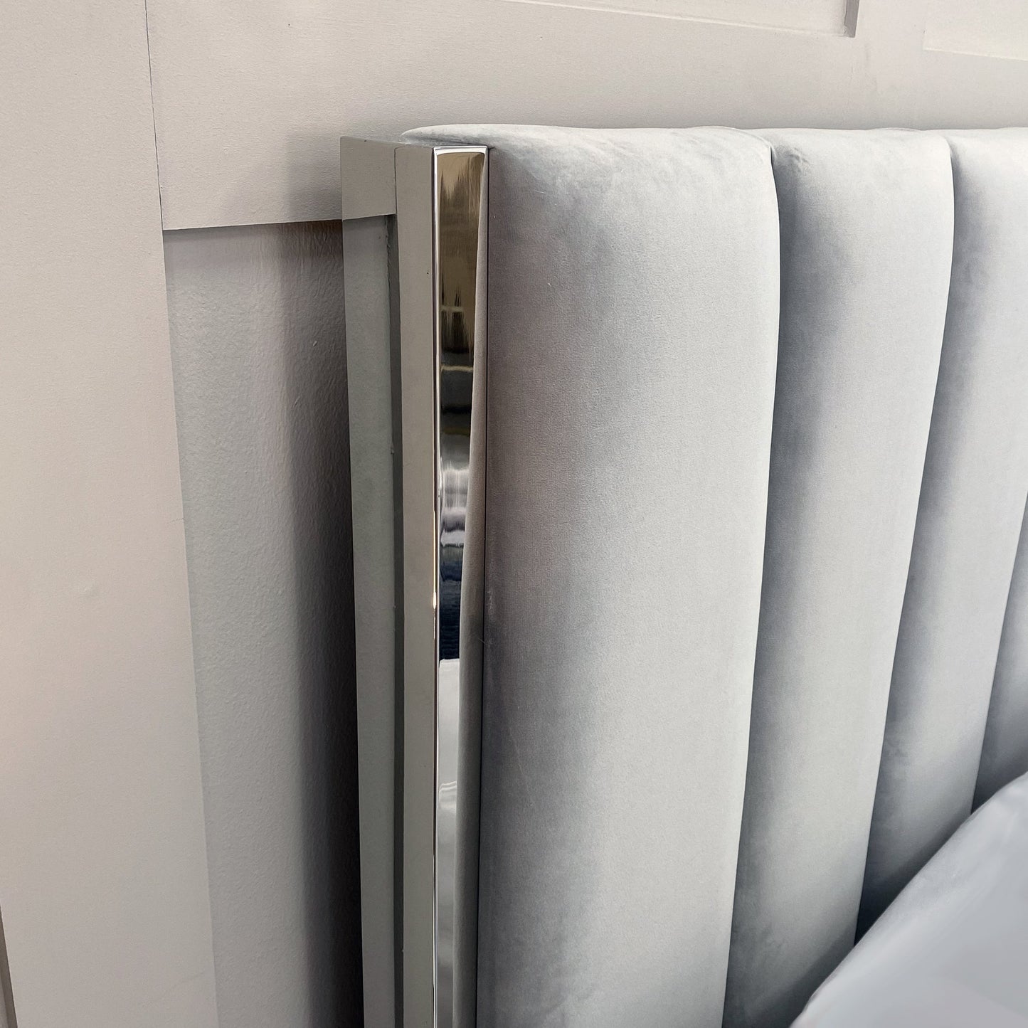 Lit Chloé gris avec bordure argentée et rangement ottoman