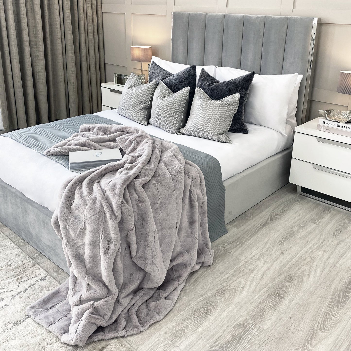Lit Chloé gris avec bordure argentée et rangement ottoman