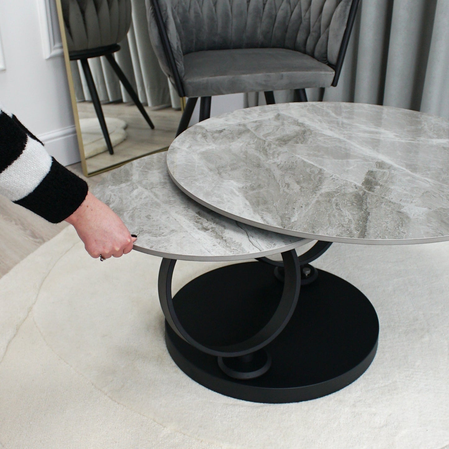 Table basse pivotante en céramique grise effet marbre avec base noire