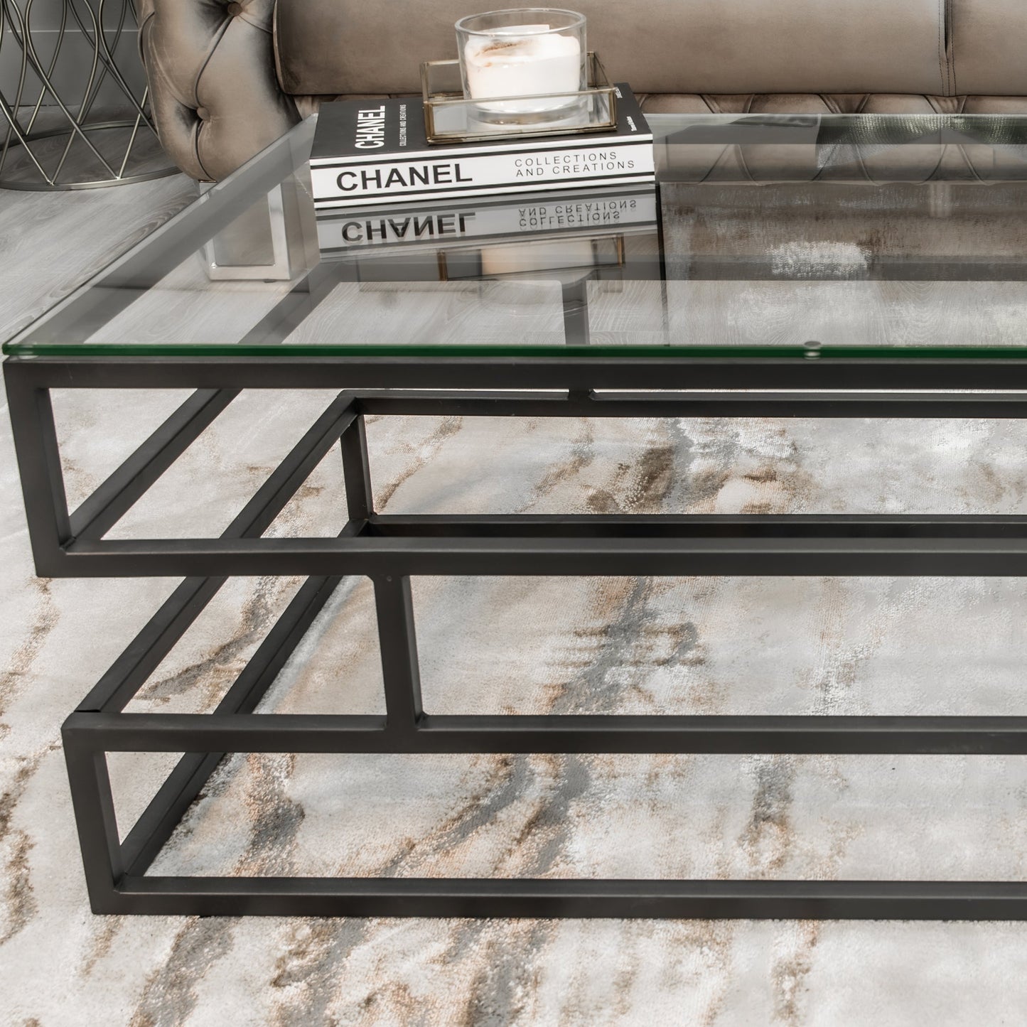 Table basse Lina en verre transparent avec cadre noir mat