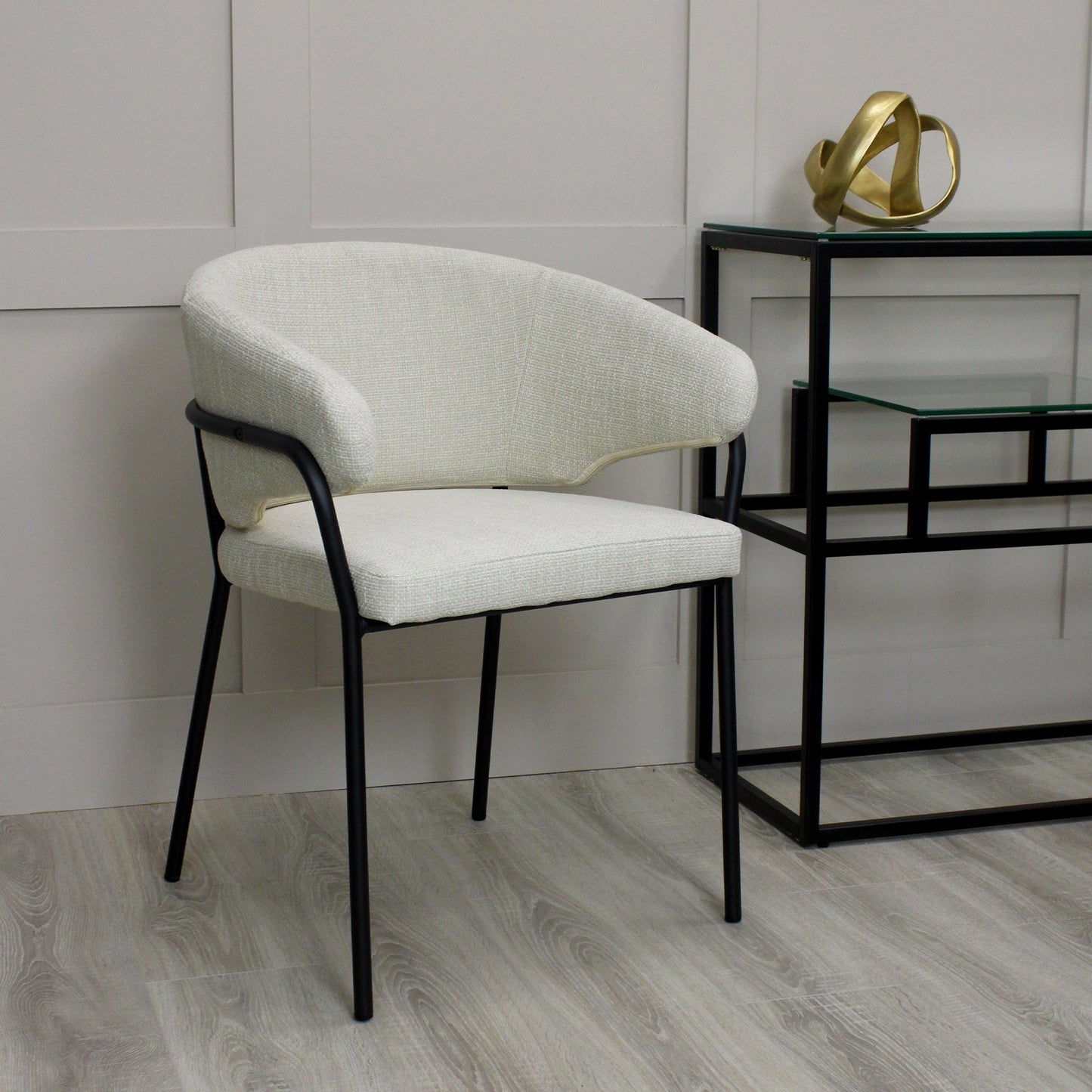 Chaise de salle à manger Capri en lin crème avec cadre noir élégant