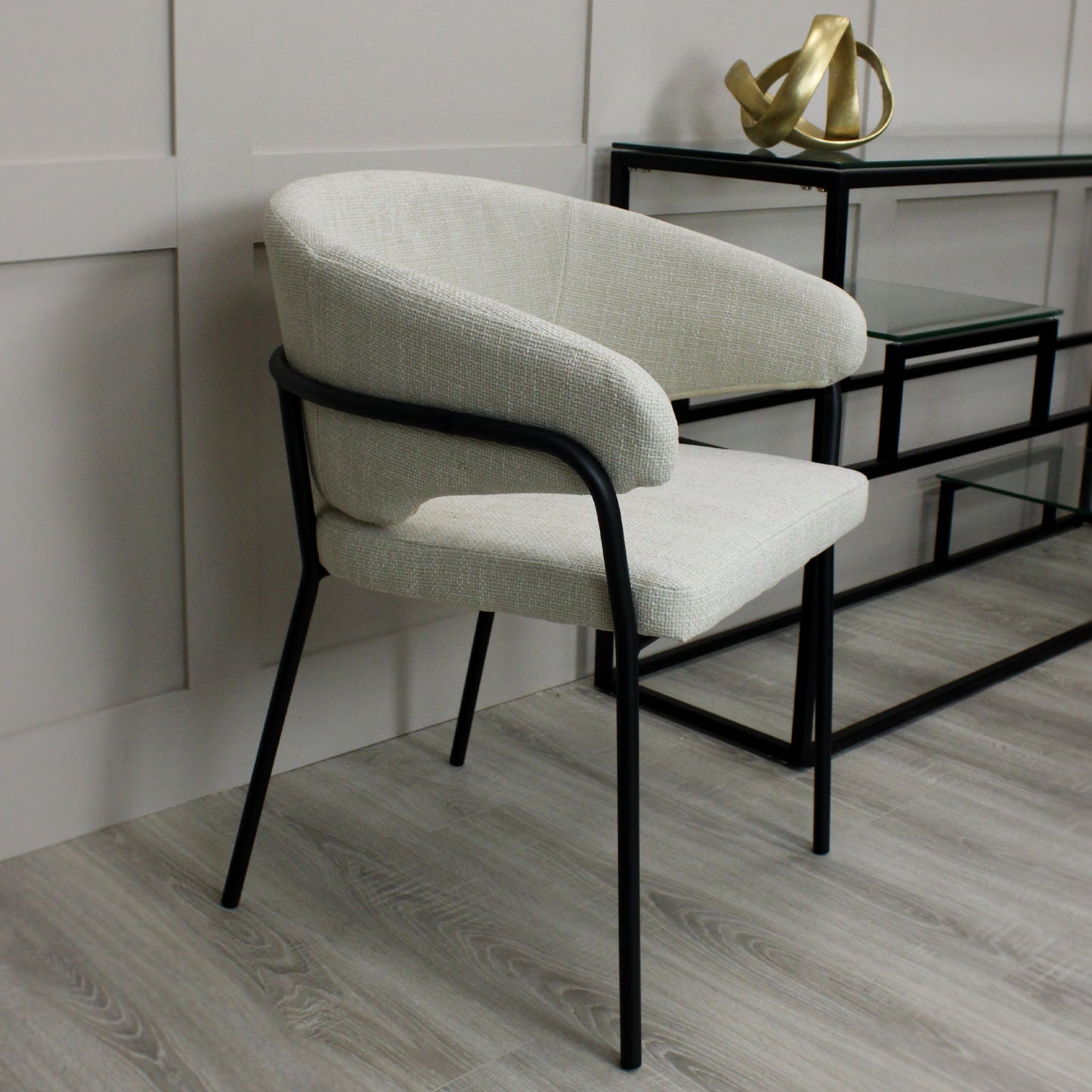 Chaise de salle à manger Capri en lin crème avec cadre noir élégant