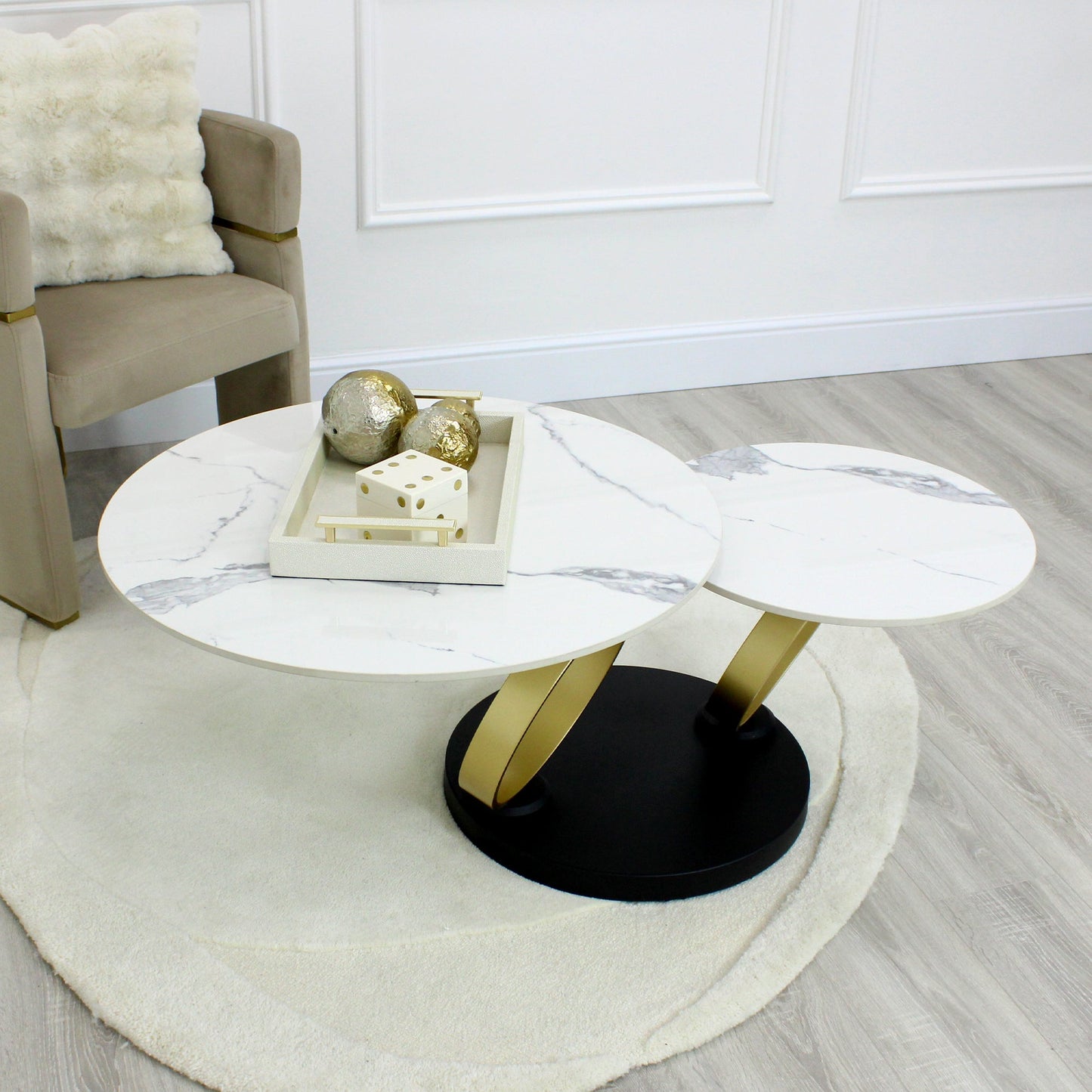 Table basse pivotante en céramique blanche effet marbre avec base dorée