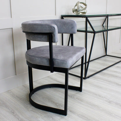 Chaise de salle à manger incurvée Mia en velours gris et cadre noir