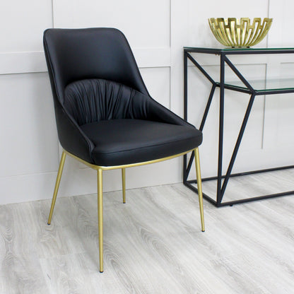 Chaise de salle à manger Axel en cuir noir, design froissé, pieds dorés