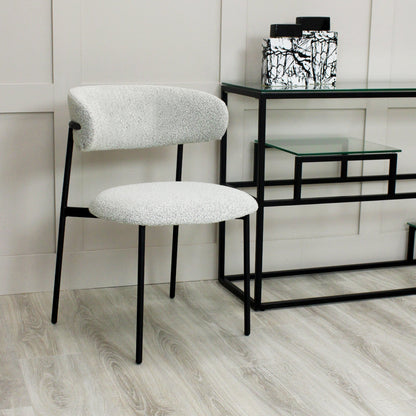 Chaise de salle à manger Remy gris clair bouclée avec cadre fin noir