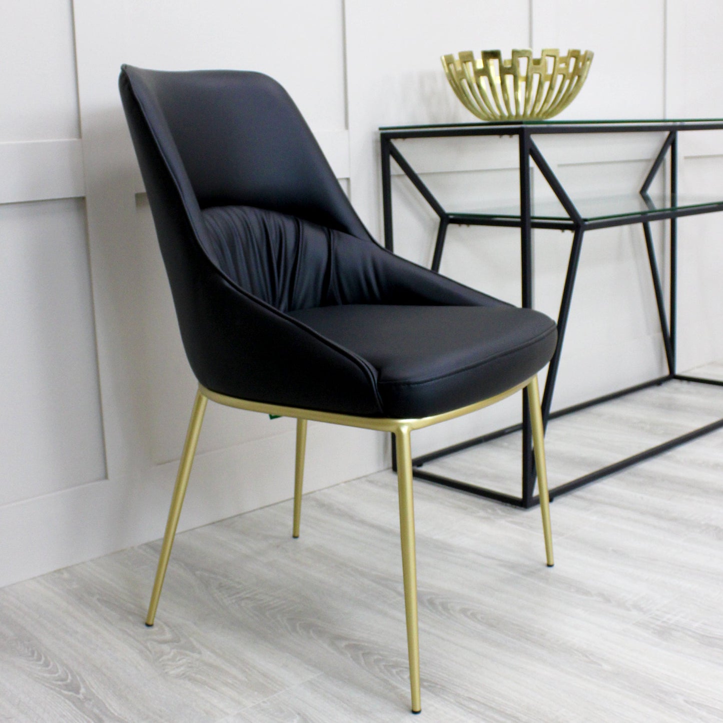 Chaise de salle à manger Axel en cuir noir, design froissé, pieds dorés