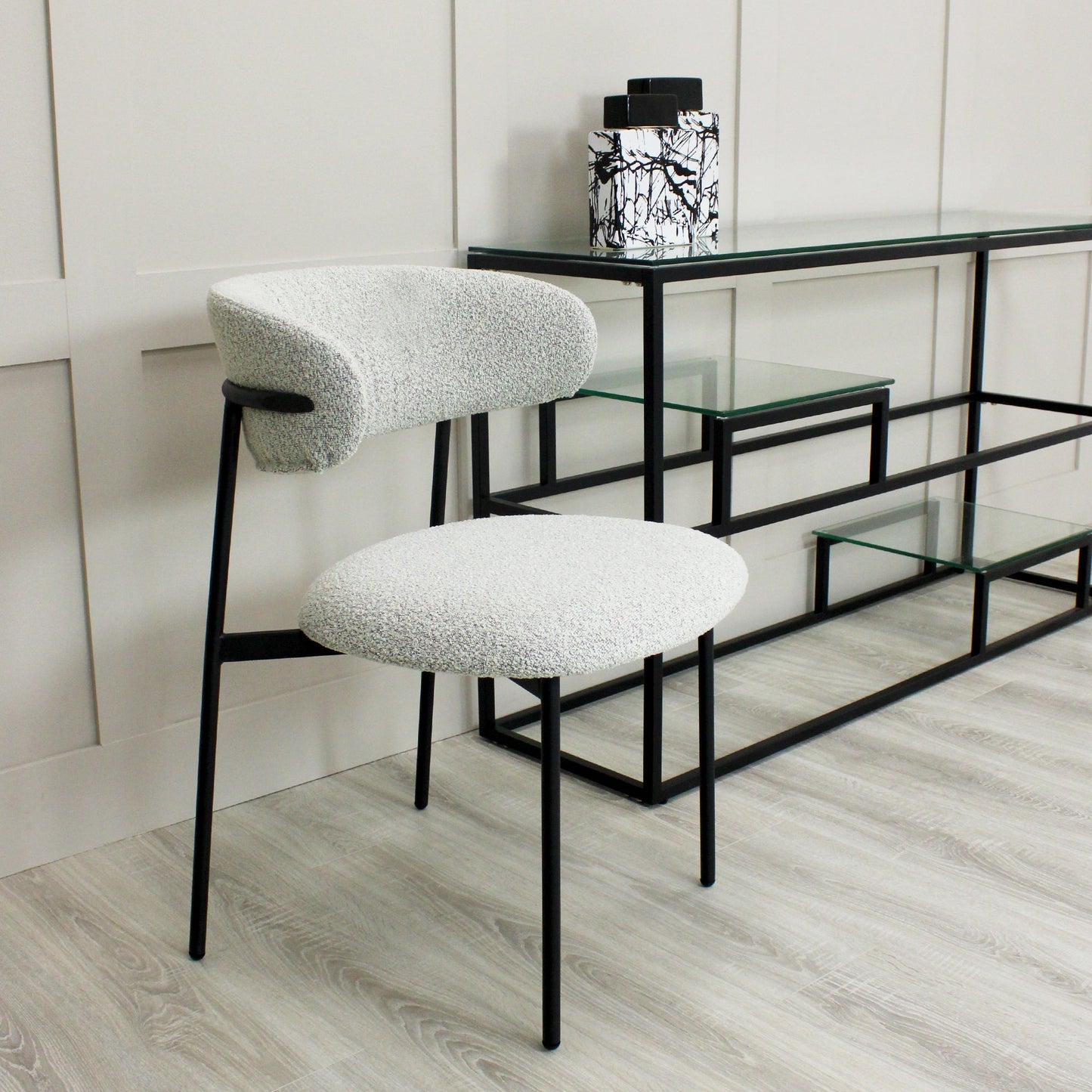 Chaise de salle à manger Remy gris clair bouclée avec cadre fin noir