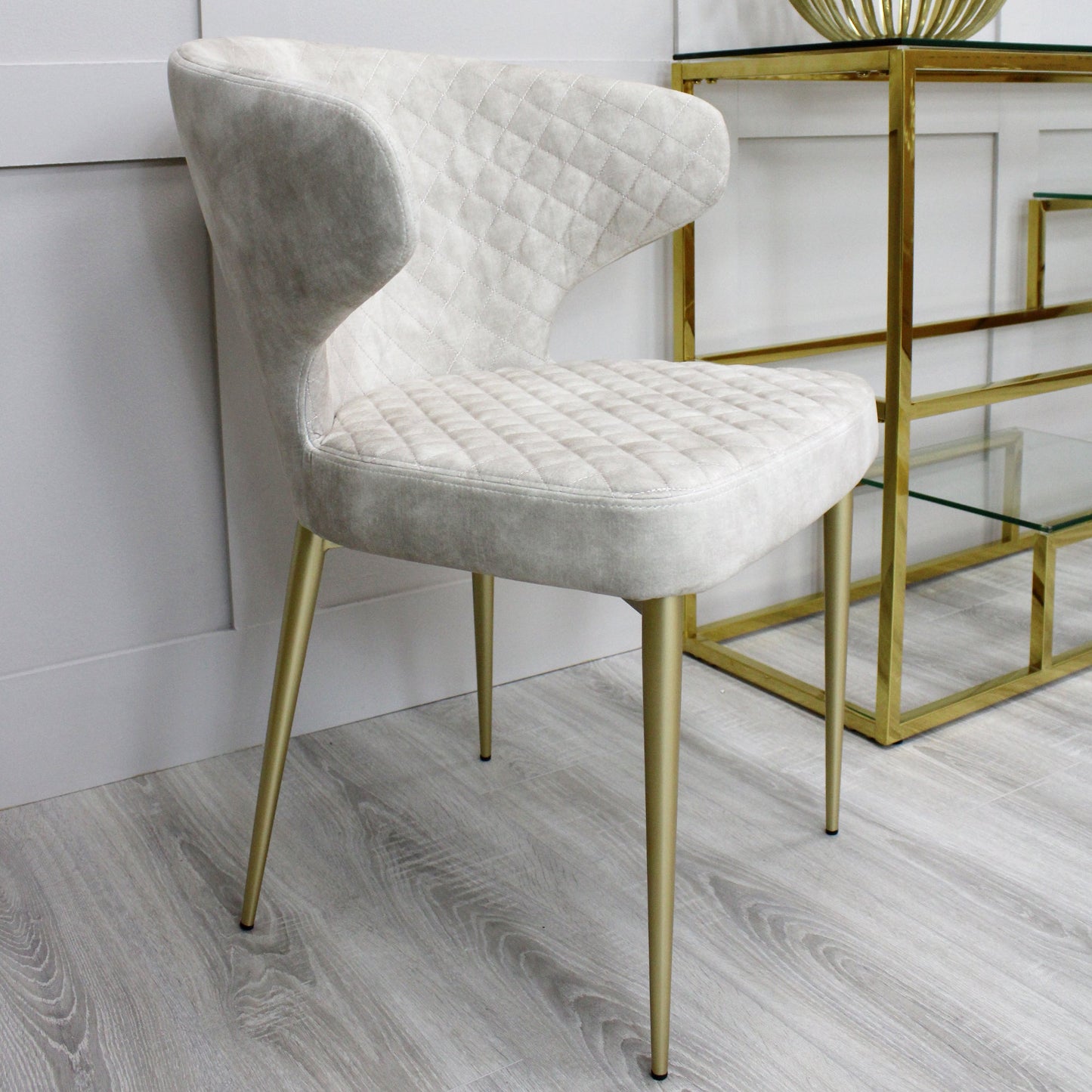 Chaise de salle à manger Levi en velours crème avec motif matelassé et pieds dorés