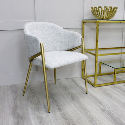 Chaise de salle à manger Alice en lin beige clair neutre avec cadre doré