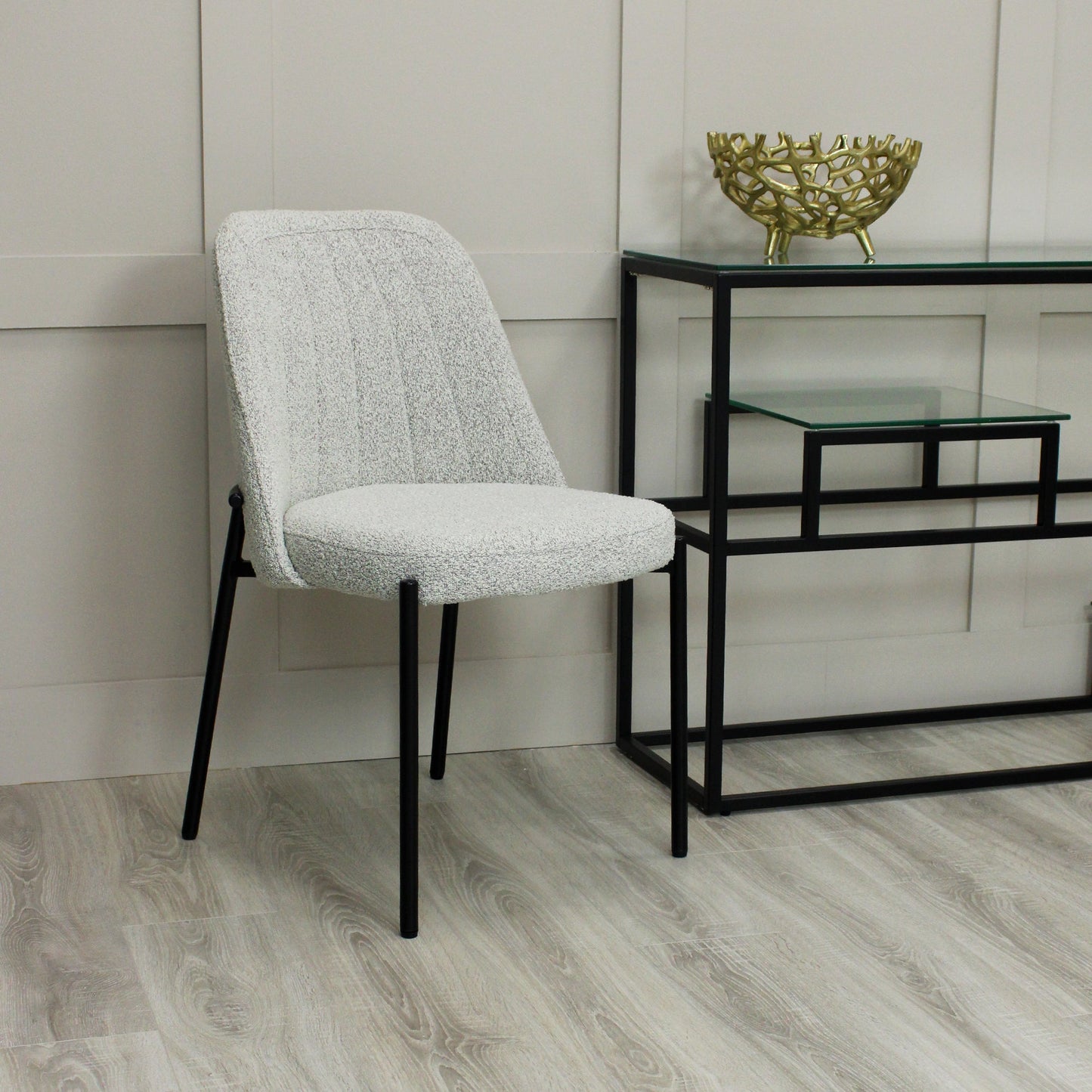 Chaise de salle à manger Adele gris clair avec pieds noirs
