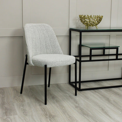 Chaise de salle à manger Adele gris clair avec pieds noirs