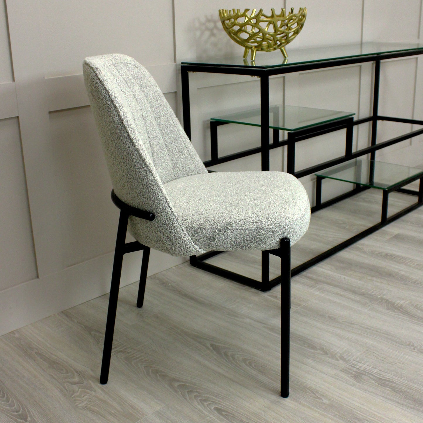Chaise de salle à manger Adele gris clair avec pieds noirs
