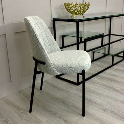 Chaise de salle à manger Adele gris clair avec pieds noirs