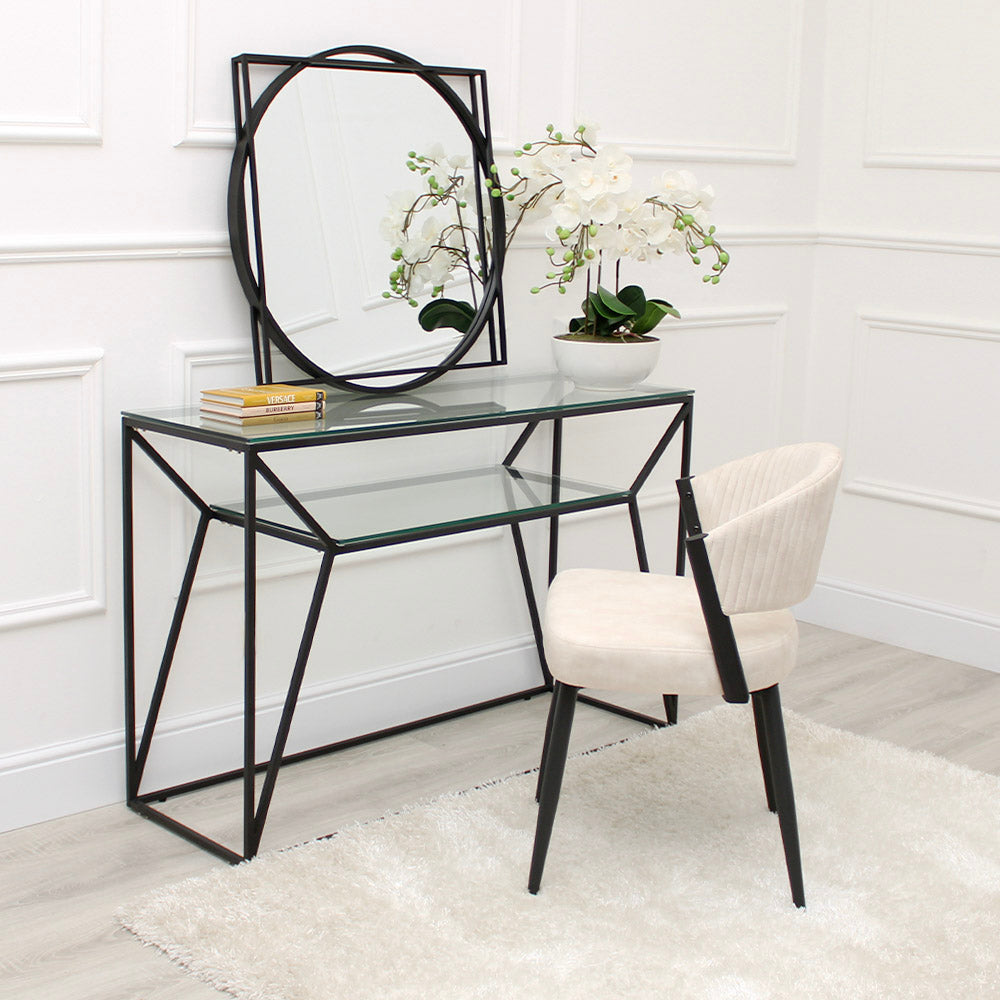 Fauteuil d'appoint incurvé en velours crème Maria avec cadre en métal noir