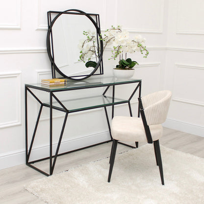 Fauteuil d'appoint incurvé en velours crème Maria avec cadre en métal noir