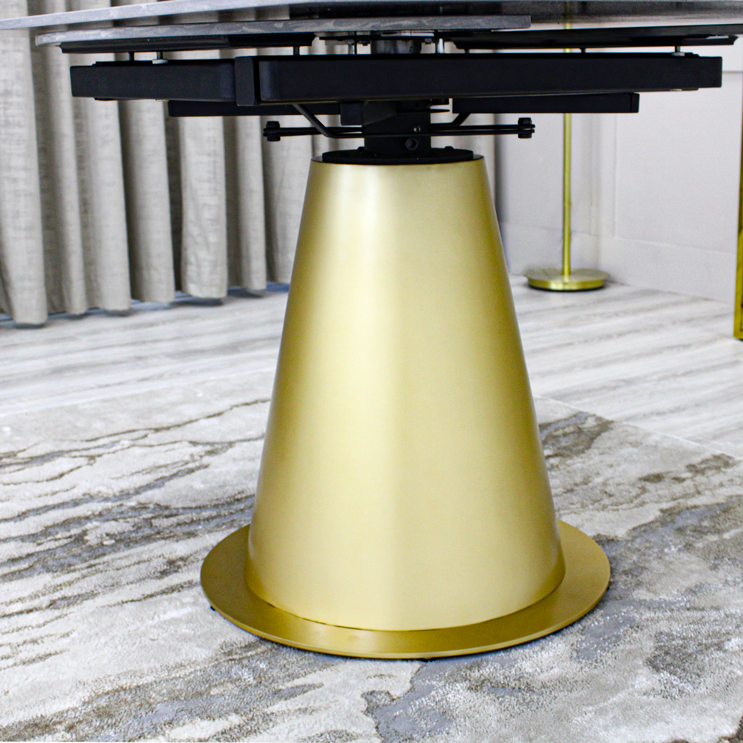 Table à manger ronde extensible en céramique noire effet marbre avec base dorée