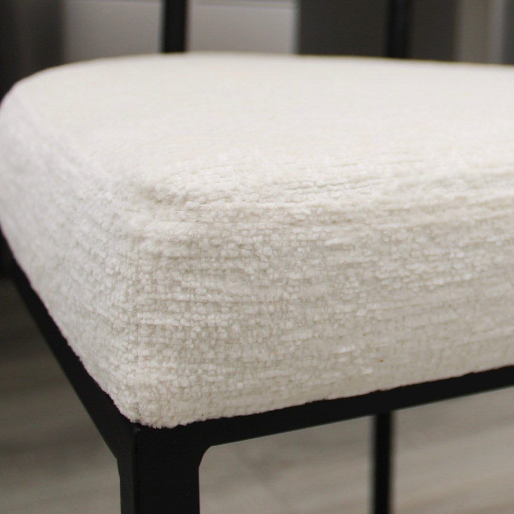 Chaise de salle à manger Rhea en tissu blanc avec cadre noir