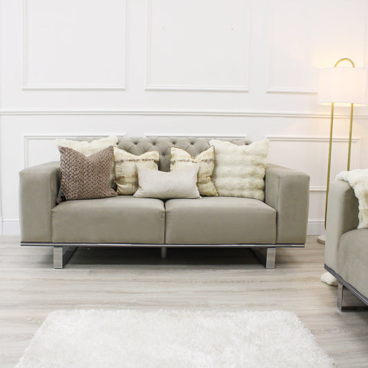 Canapé 2 places Eliza en velours gris clair avec bordure argentée