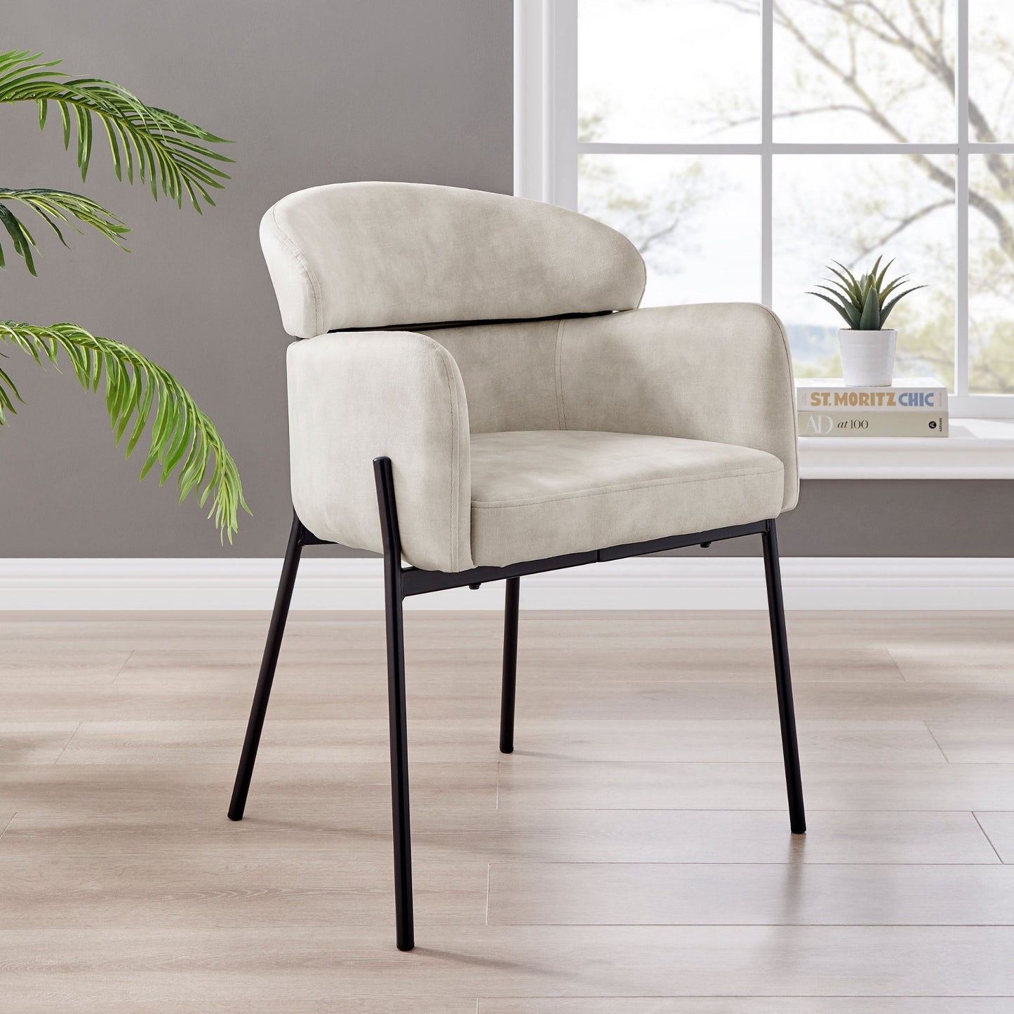 Chaise de salle à manger Liang en velours crème avec cadre noir