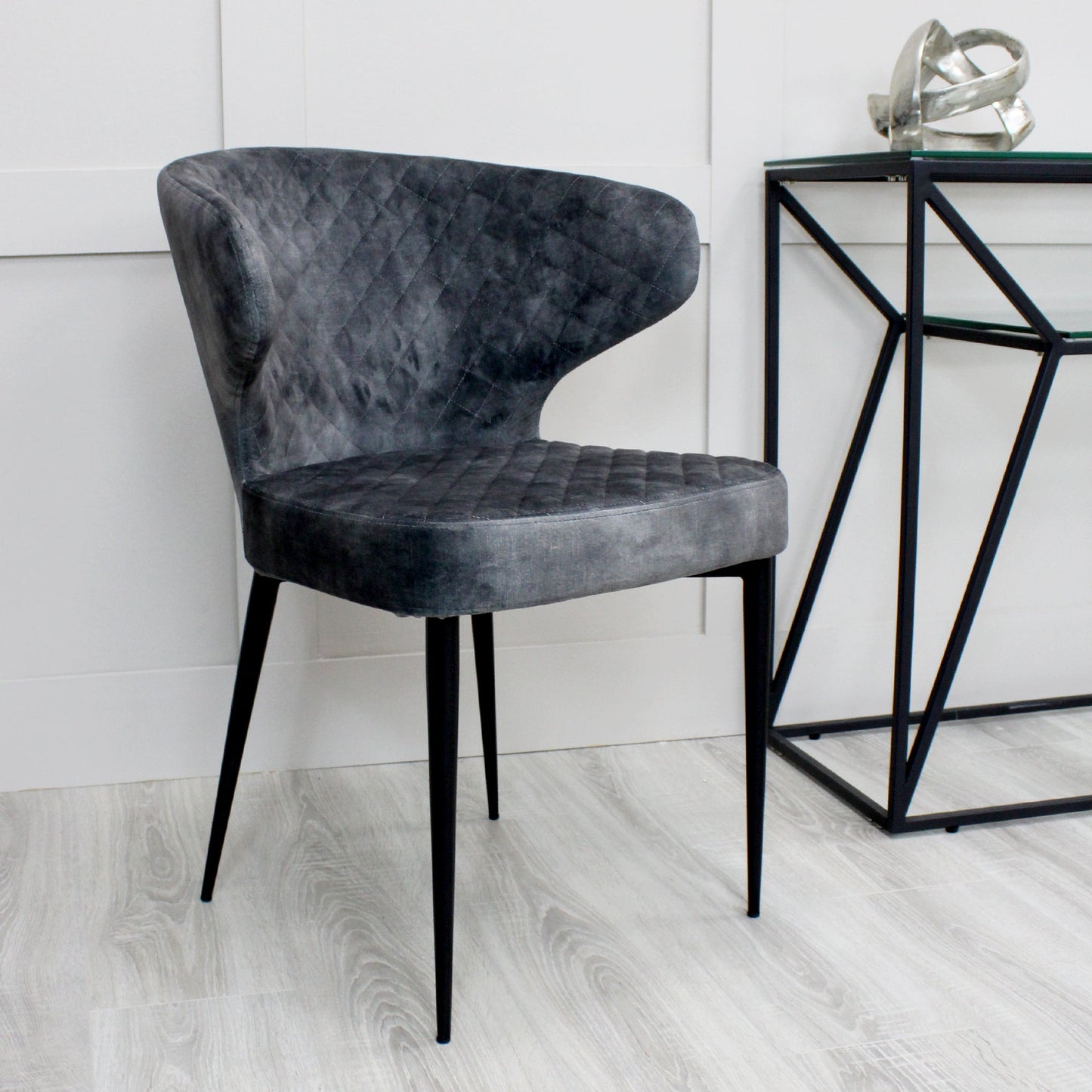 Chaise de salle à manger Levi en velours gris avec pieds noirs matelassés