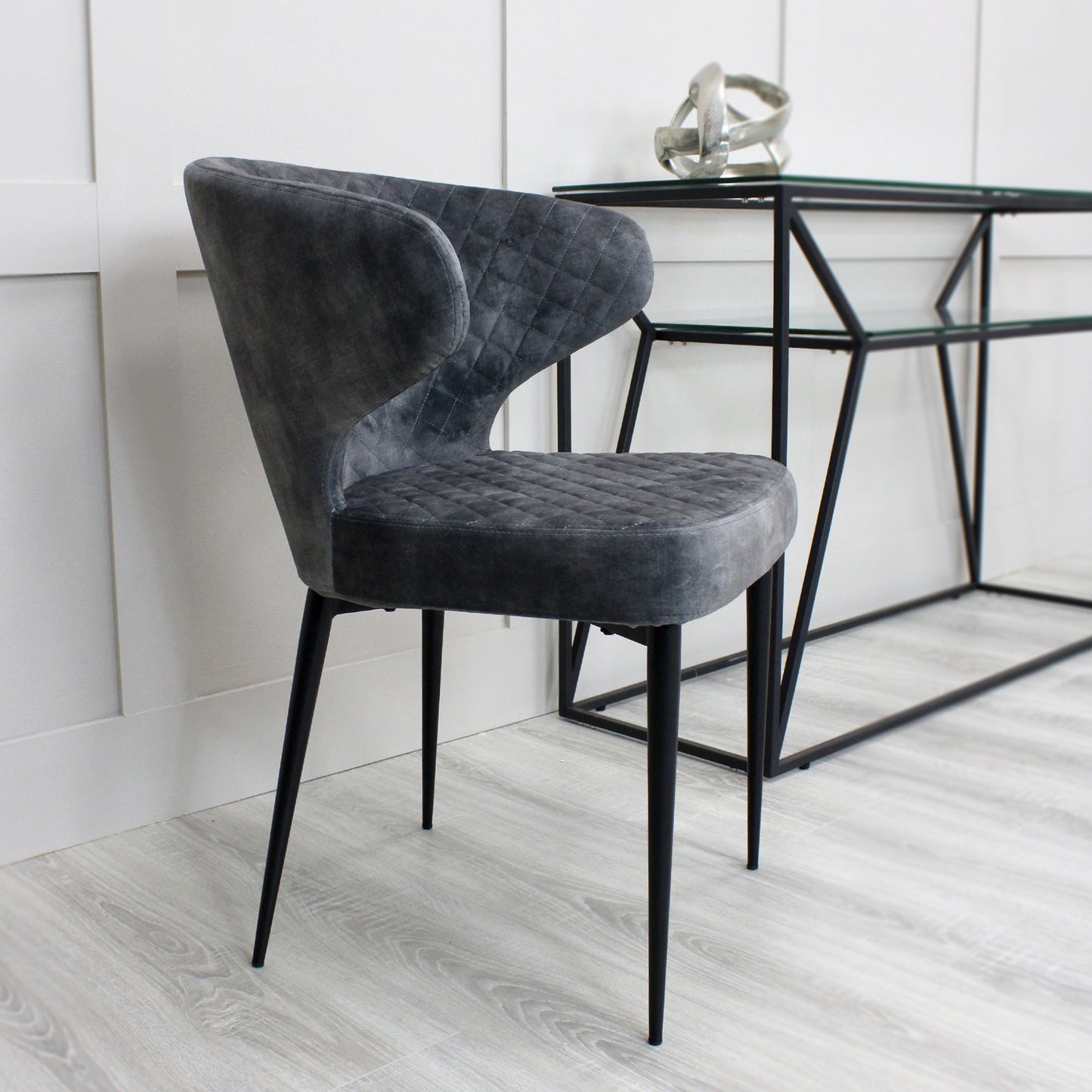 Chaise de salle à manger Levi en velours gris avec pieds noirs matelassés