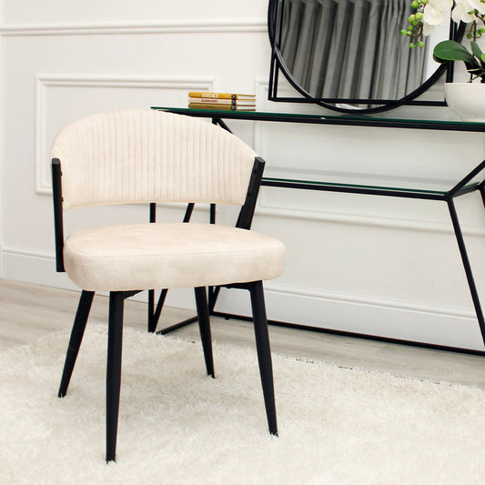 Fauteuil d'appoint incurvé en velours crème Maria avec cadre en métal noir