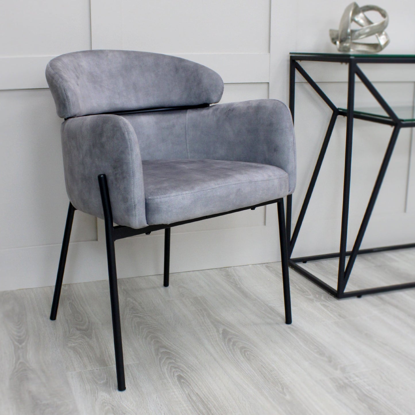 Chaise de salle à manger Liang en velours gris avec cadre noir