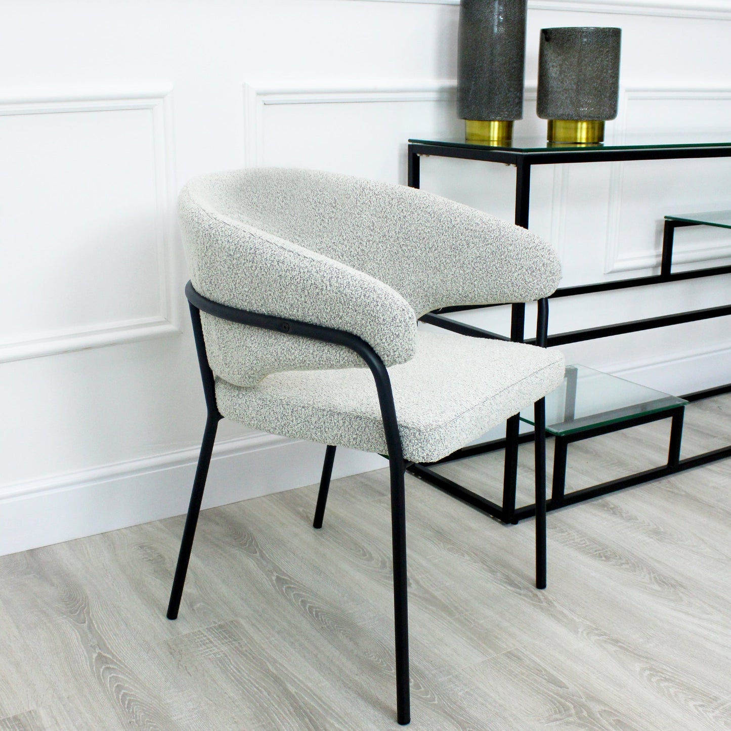 Chaise de salle à manger Capri gris clair bouclée avec cadre noir élégant