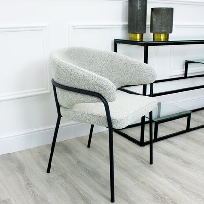 Chaise de salle à manger Capri gris clair bouclée avec cadre noir élégant