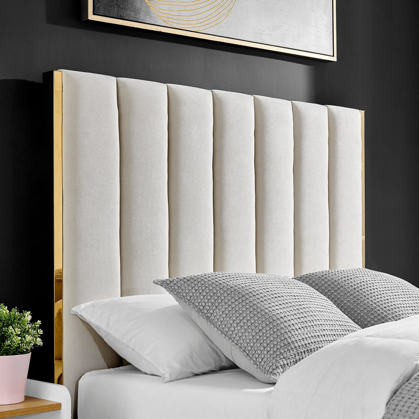Lit Chloé beige avec bordure en métal doré et rangement ottoman