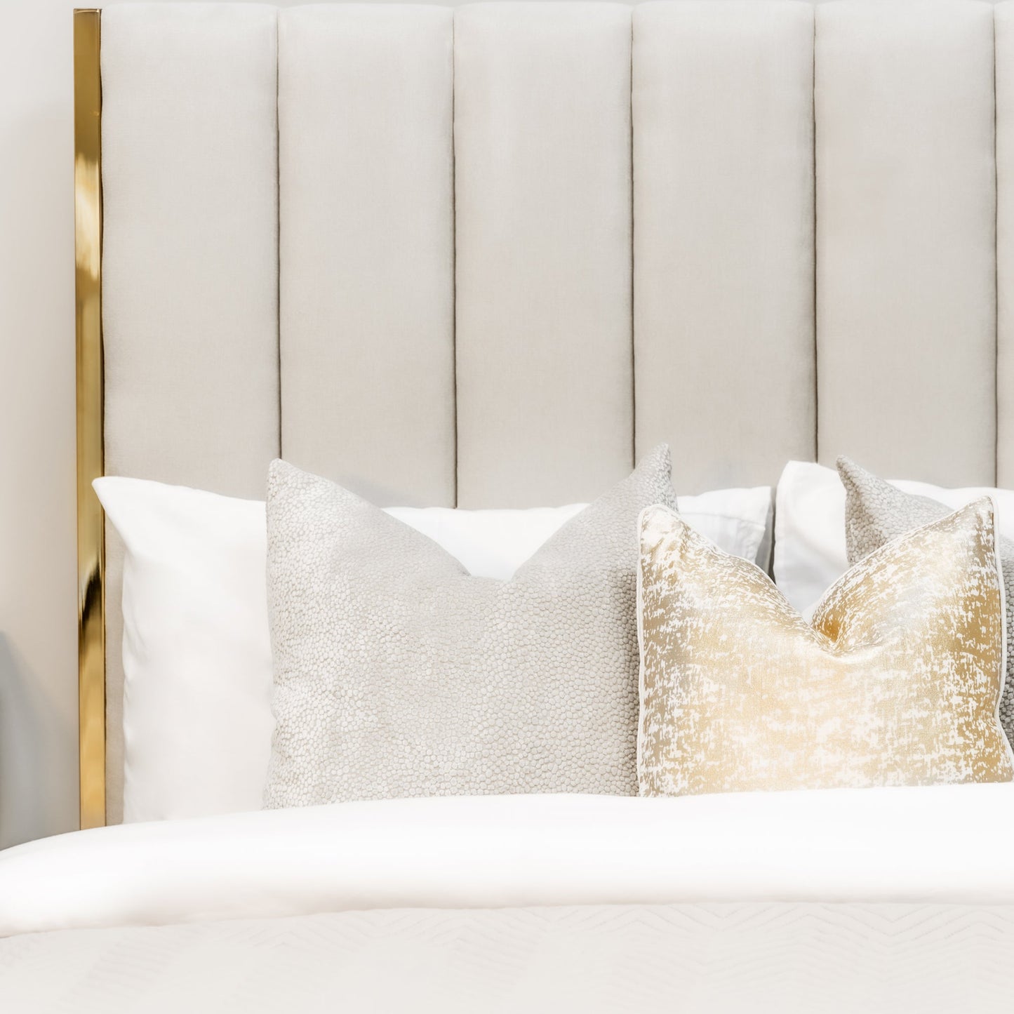 Lit Chloé beige avec bordure en métal doré et rangement ottoman