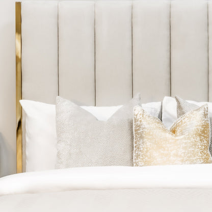 Lit Chloé beige avec bordure en métal doré et rangement ottoman