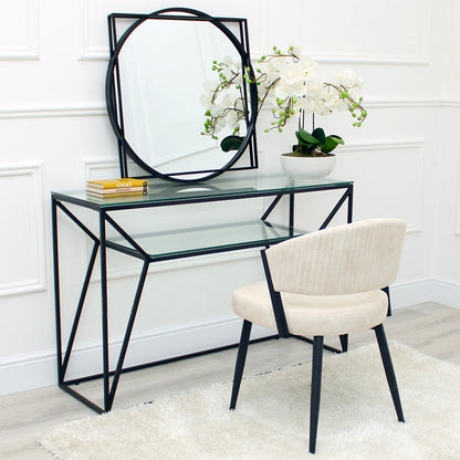 Fauteuil d'appoint incurvé en velours crème Maria avec cadre en métal noir