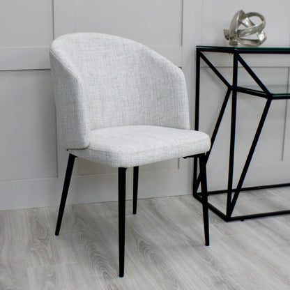 Chaise de salle à manger incurvée Capri en lin ivoire et gris clair avec pieds noirs