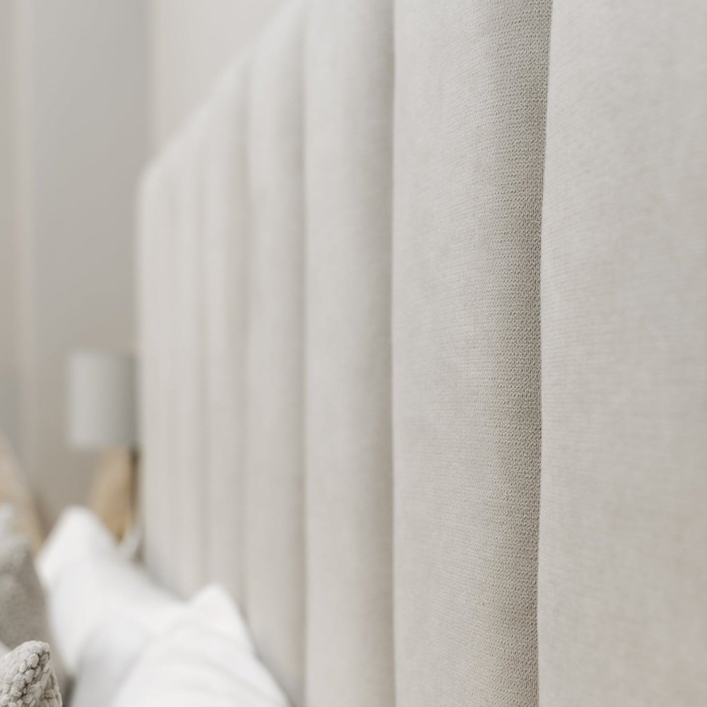 Lit Chloé beige avec bordure en métal doré et rangement ottoman