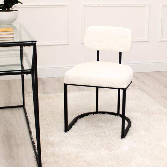 Fauteuil d'appoint Rhea en tissu blanc avec cadre noir