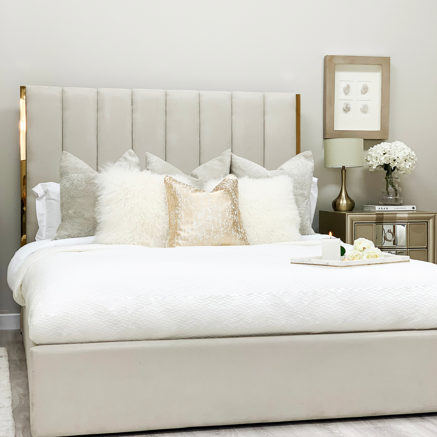 Lit Chloé beige avec bordure en métal doré et rangement ottoman