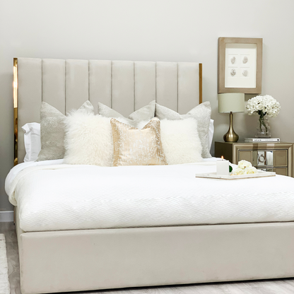 Lit Chloé beige avec bordure en métal doré et rangement ottoman