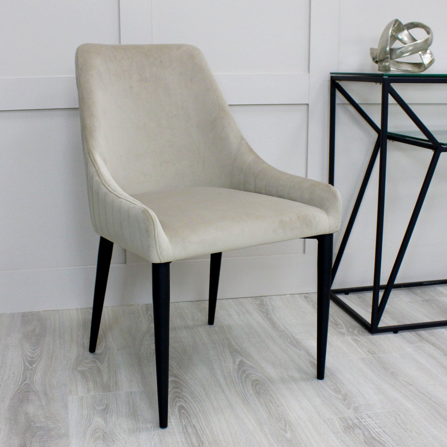 Chaise de salle à manger Vera en velours beige avec pieds noirs