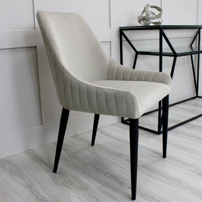 Chaise de salle à manger Vera en velours beige avec pieds noirs
