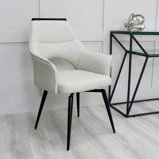 Chaise de salle à manger pivotante en cuir crème Esme, garniture supérieure noire et pieds noirs