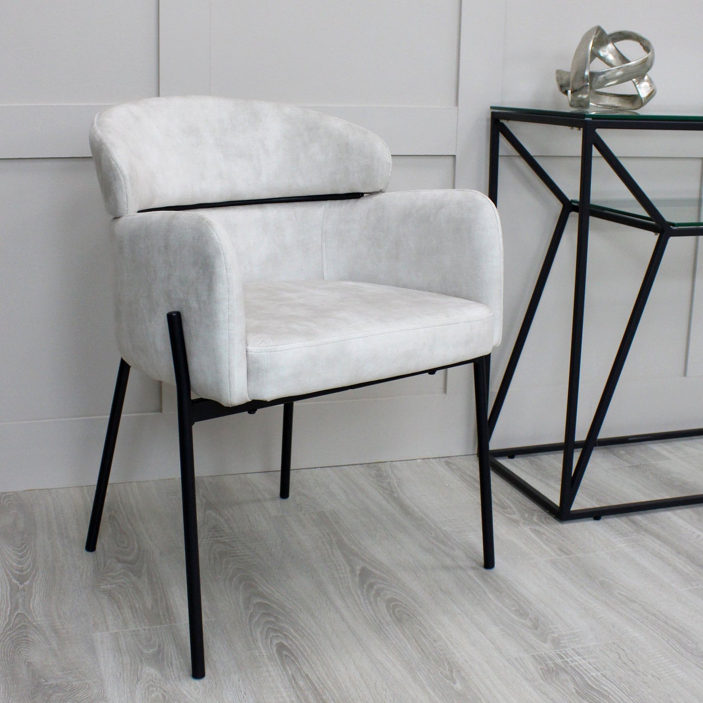 Chaise de salle à manger Liang en velours crème avec cadre noir