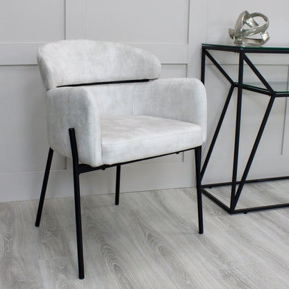 Chaise de salle à manger Liang en velours crème avec cadre noir