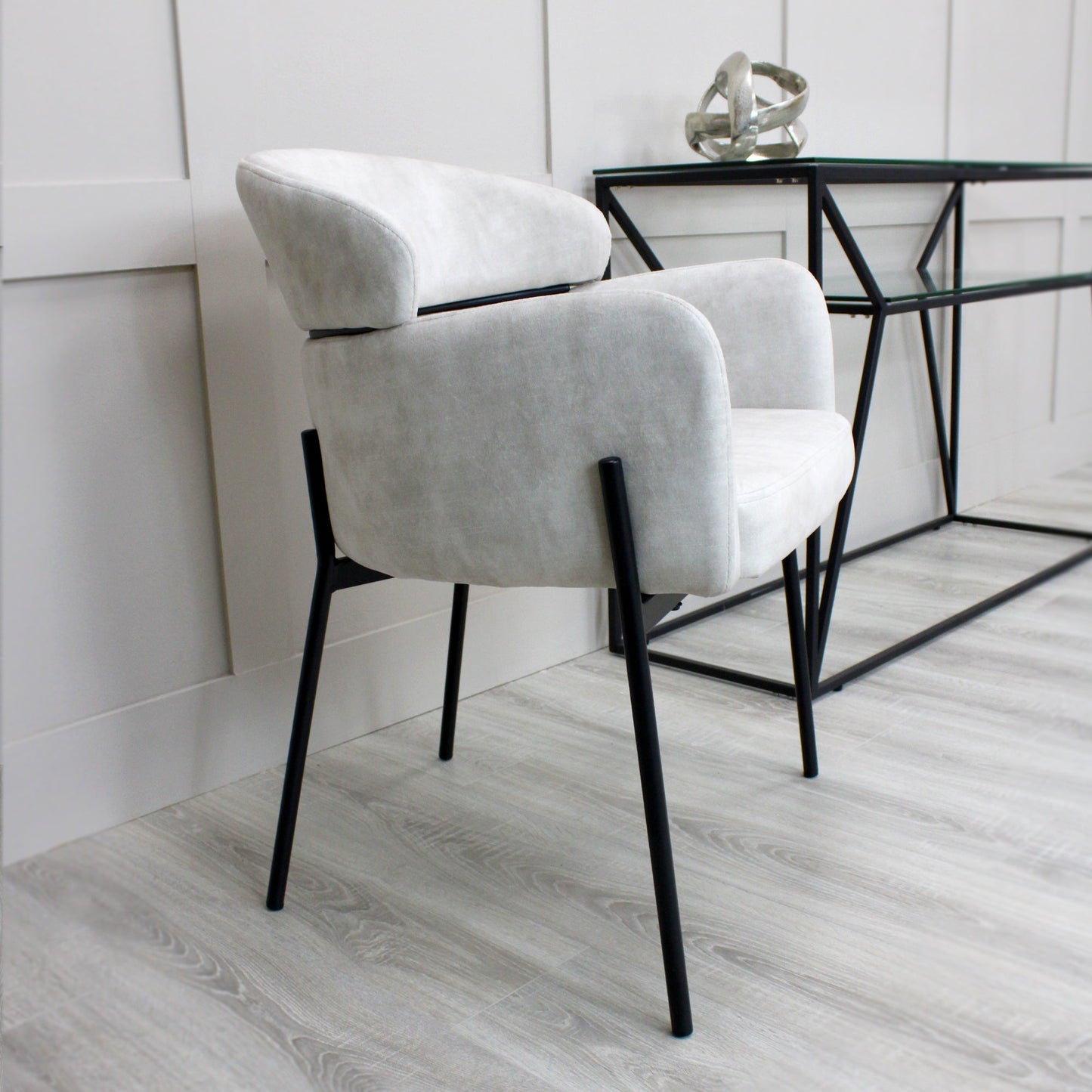 Chaise de salle à manger Liang en velours crème avec cadre noir