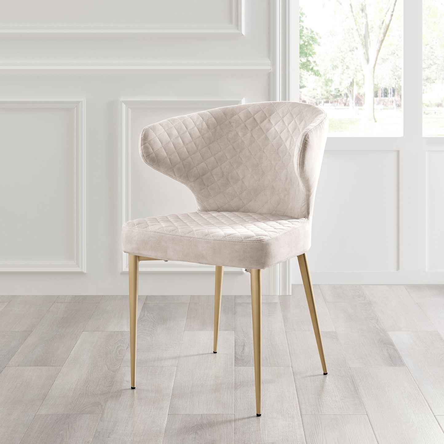 Chaise de salle à manger Levi en velours crème avec motif matelassé et pieds dorés