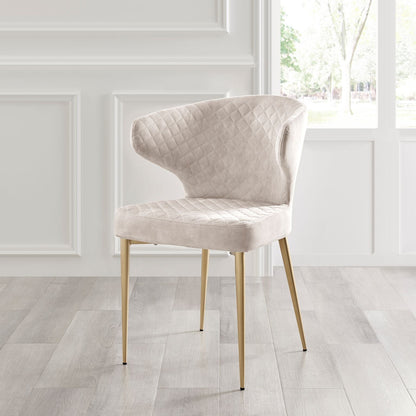 Chaise de salle à manger Levi en velours crème avec motif matelassé et pieds dorés