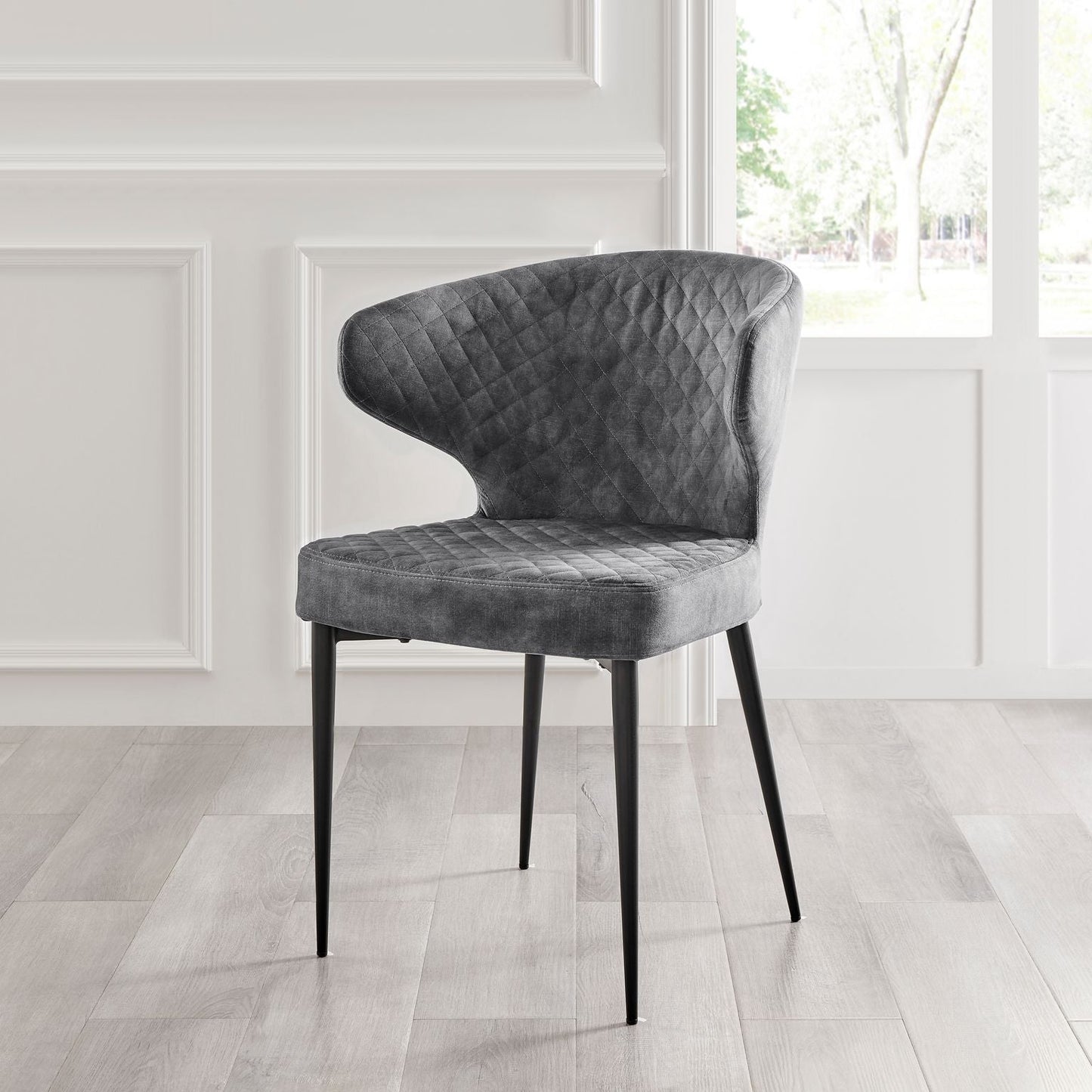 Chaise de salle à manger Levi en velours gris avec pieds noirs matelassés