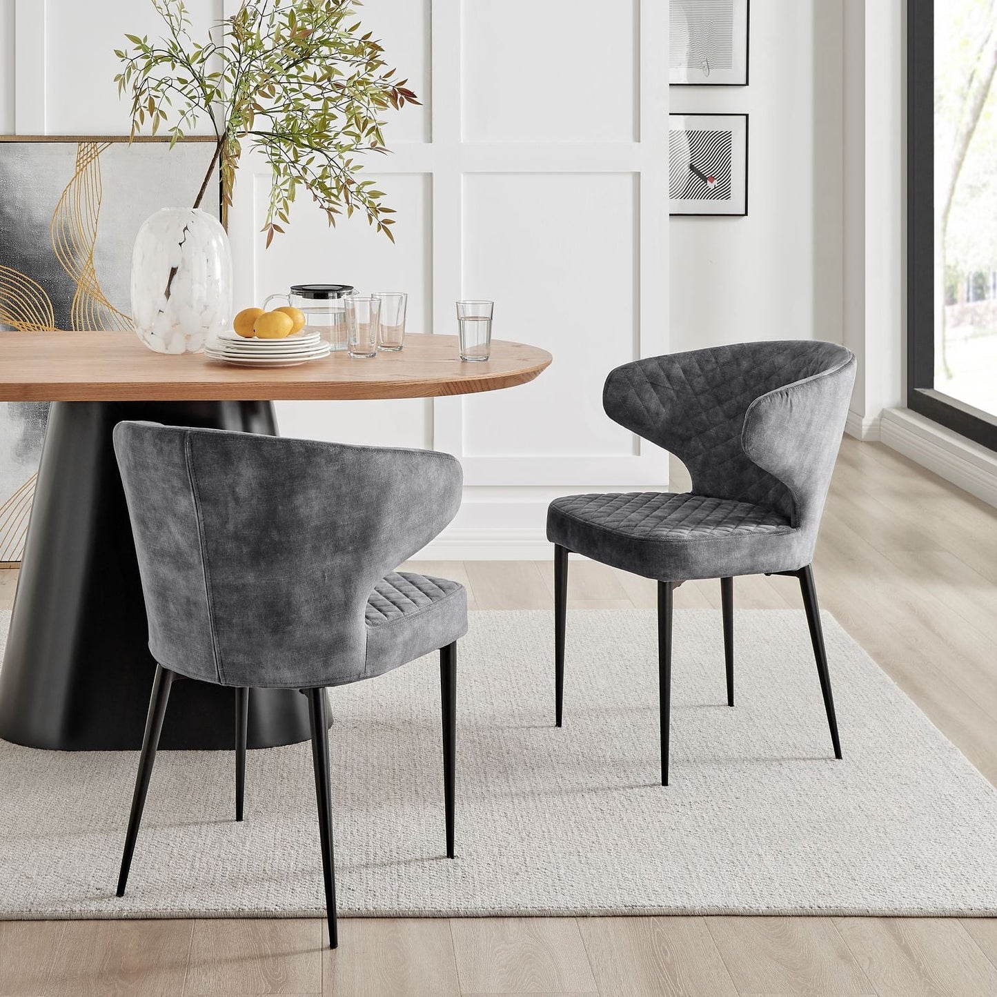Chaise de salle à manger Levi en velours gris avec pieds noirs matelassés