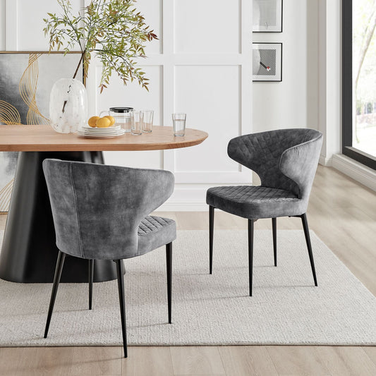 Chaise de salle à manger Levi en velours gris avec pieds noirs matelassés